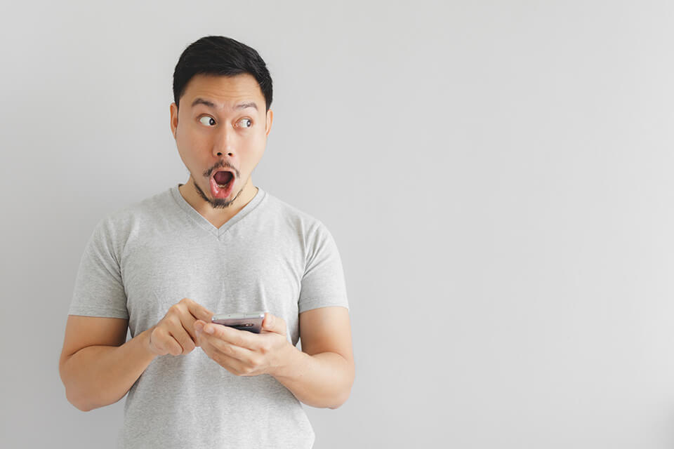 スマホ_男_驚いた顔