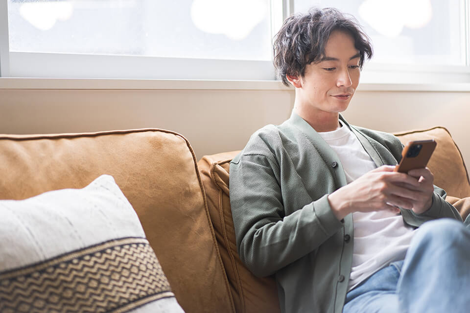 男_ソファー_スマホ