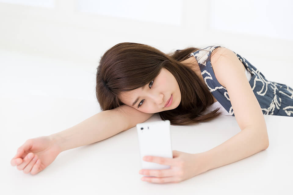 スマホ_持つ_女_不機嫌