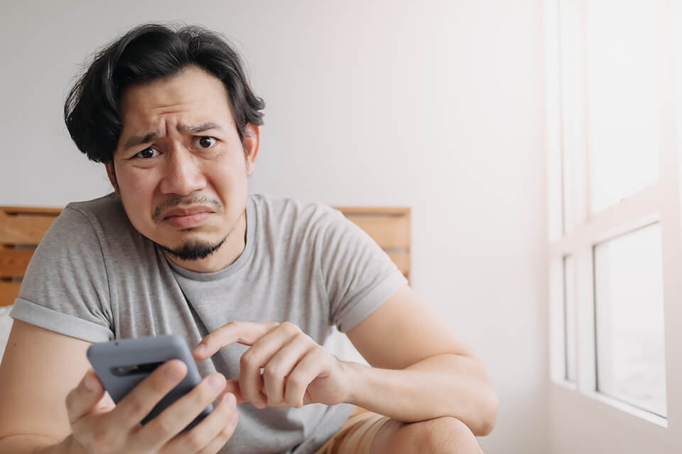 男_スマホ_残念な顔
