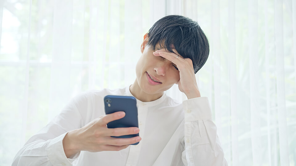男_スマホ_悩む
