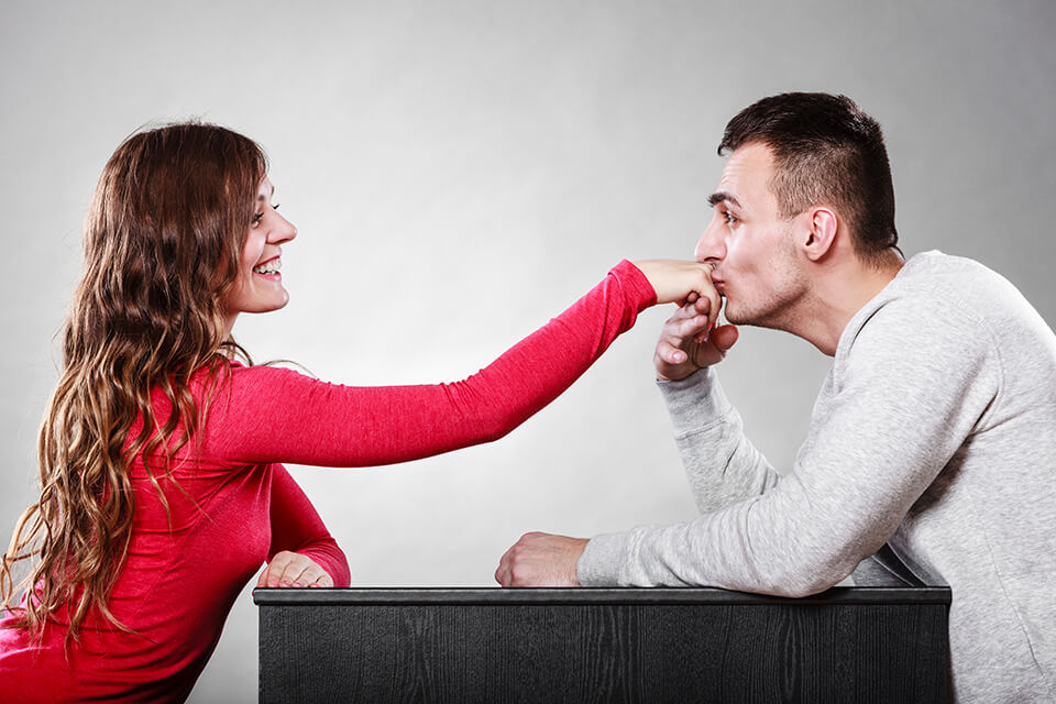男が女の手にキス_カップル