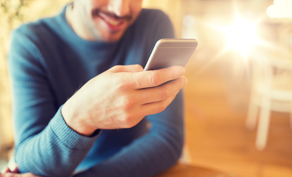 スマホ_持つ_男_薄ら笑み
