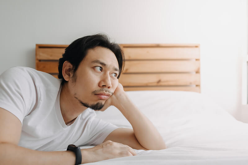 男_ベッド