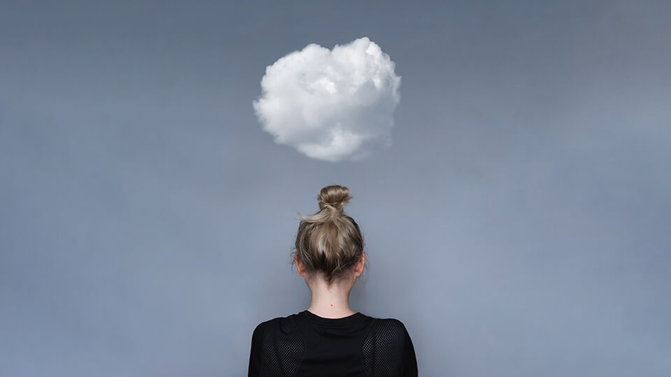 雲_女_後ろ姿