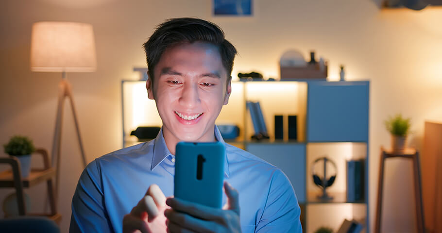 男_笑顔_スマホ