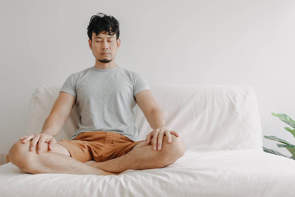 瞑想_男_ベッド