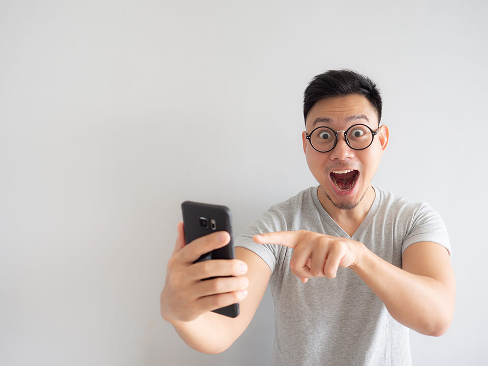 スマホ_指を指す_男_メガネ