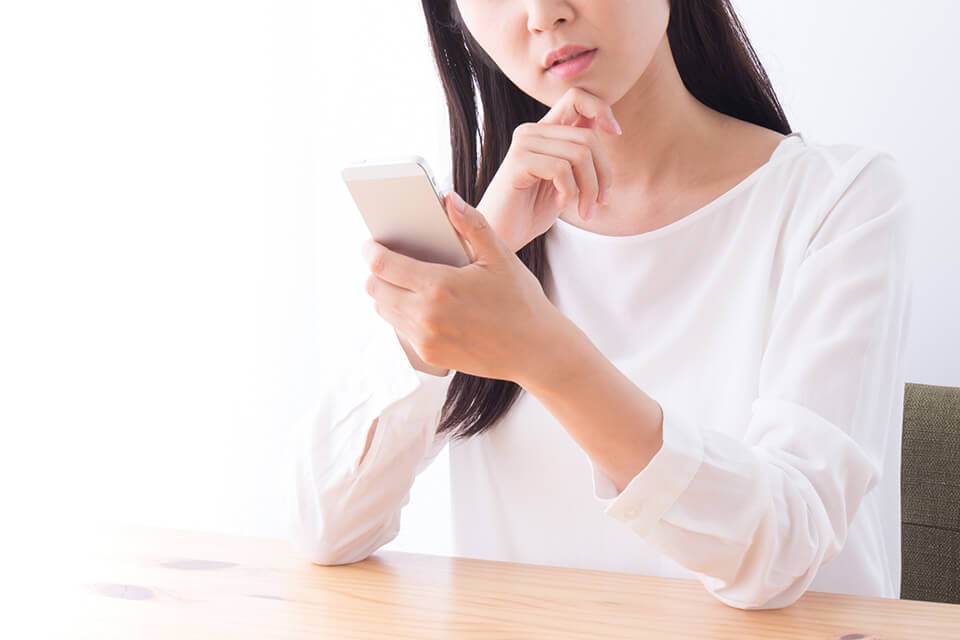 スマホ_悩む女