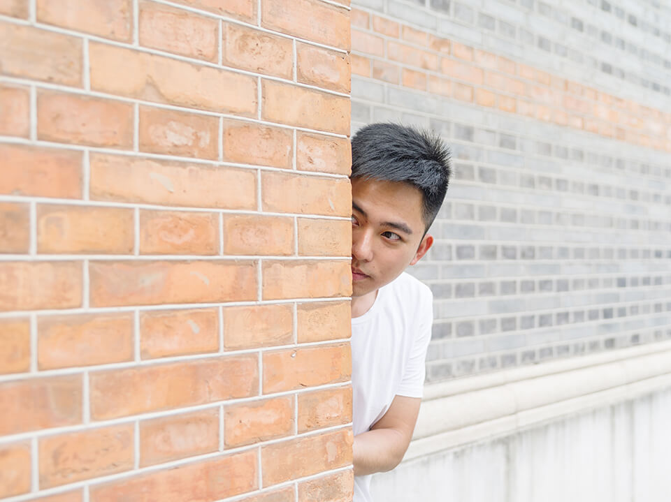 物陰に隠れる男
