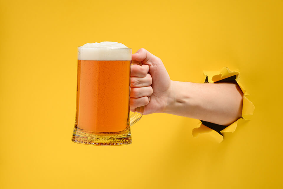 ビール持った腕
