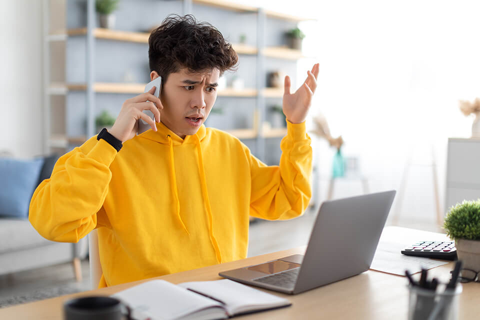 お手上げ_男_デスク_PC