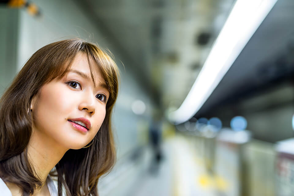 女_地下鉄
