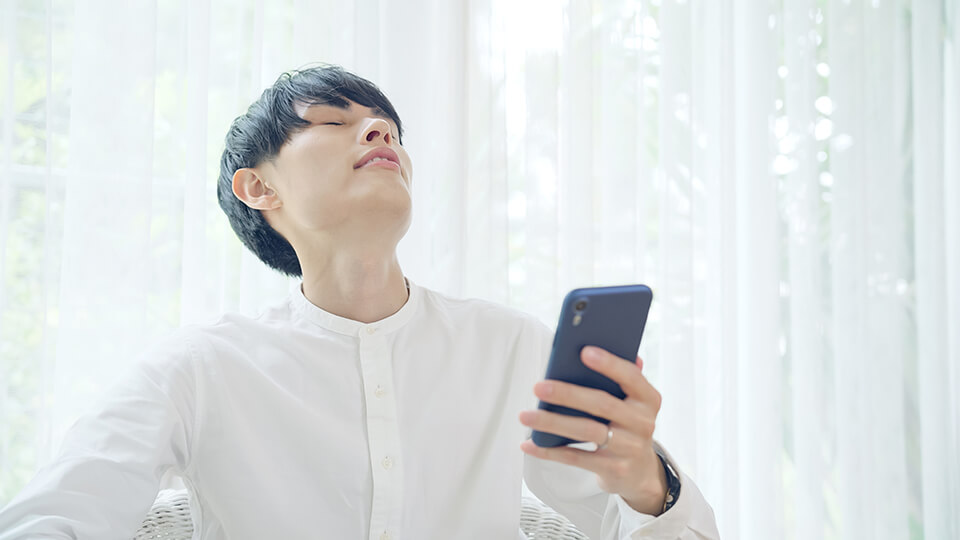 スマホ_若い男_白いシャツ