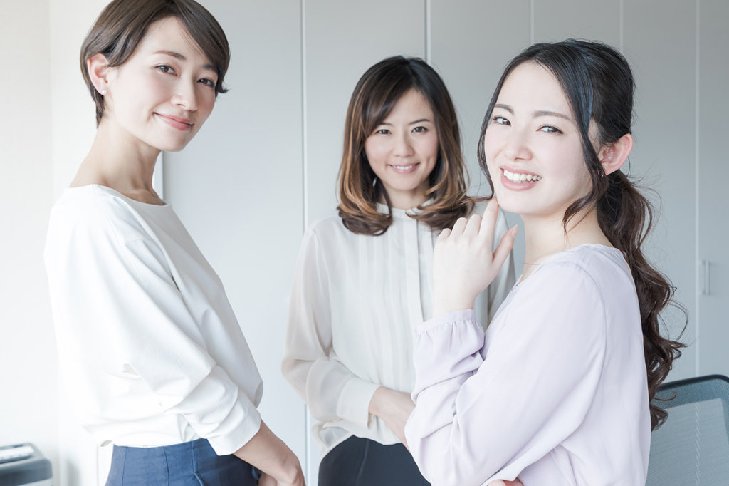 女