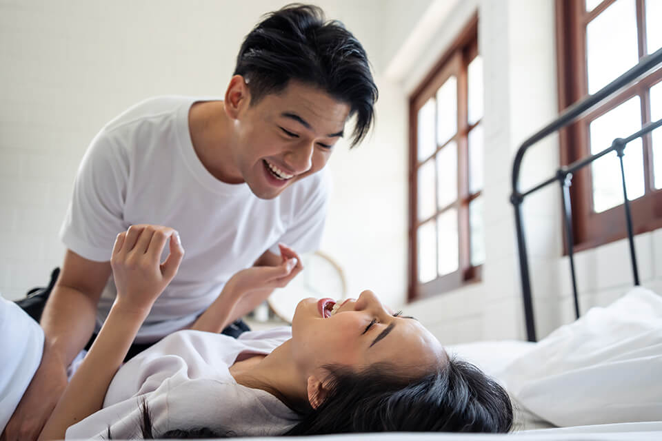 男女_笑顔_くすぐる