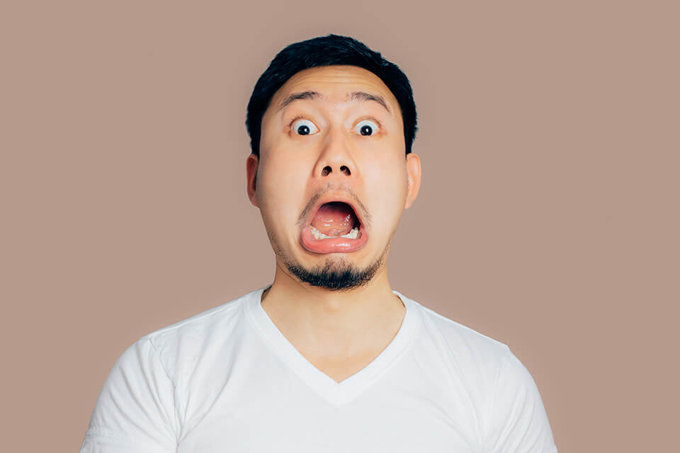 驚く_男