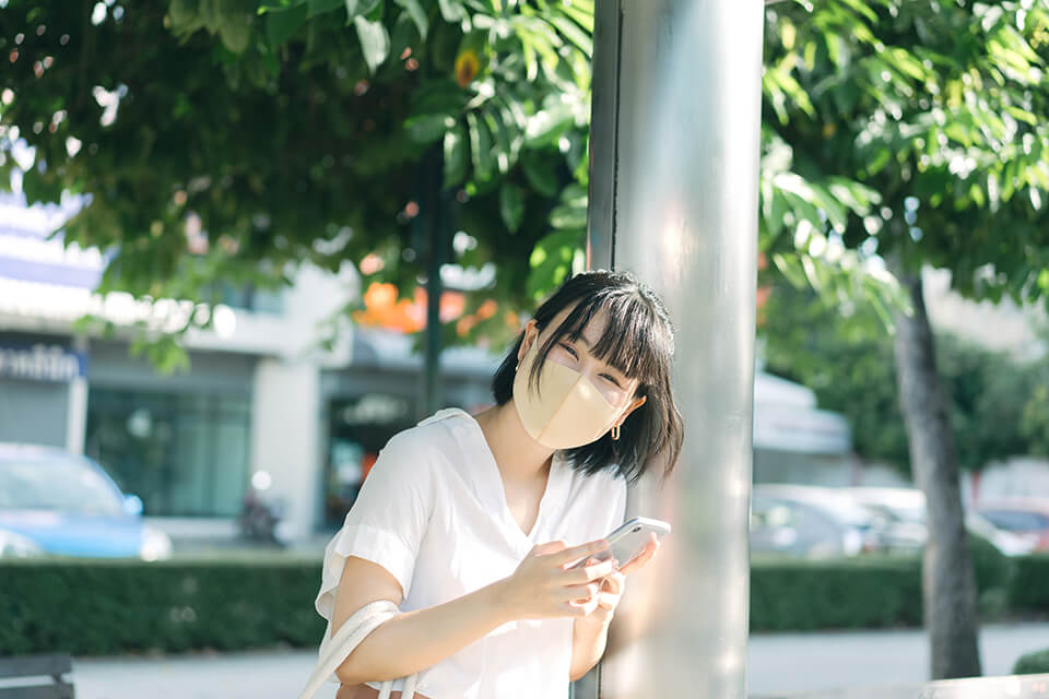 女_マスク_待ち合わせ