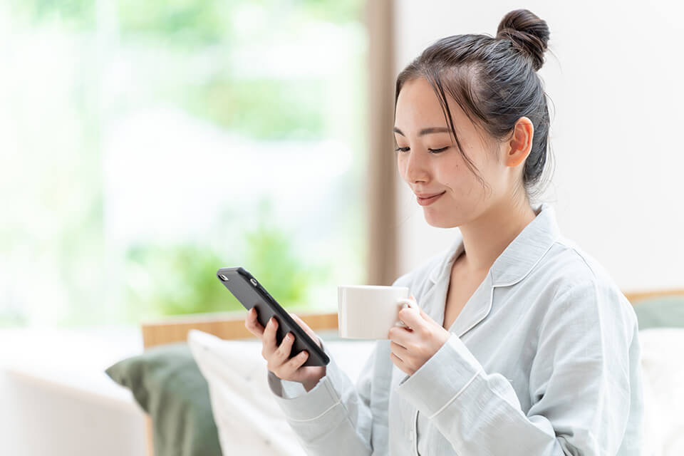 スマホ_女_カップ_パジャマ