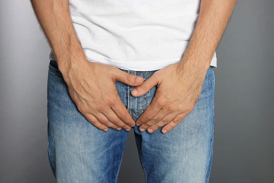 男_股間抑える_禁止