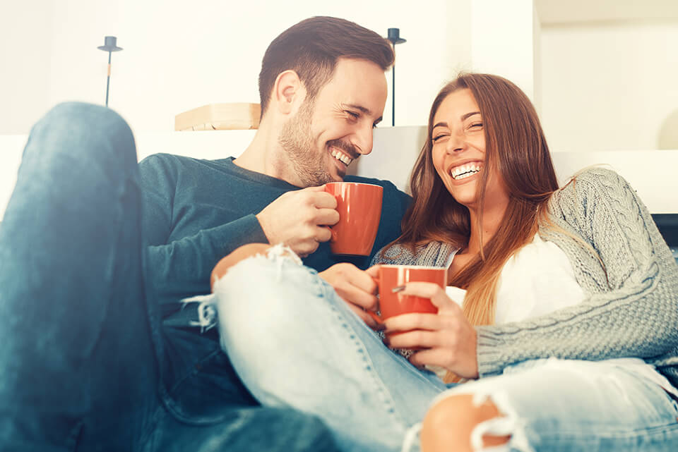 コーヒー飲む_カップル_男女