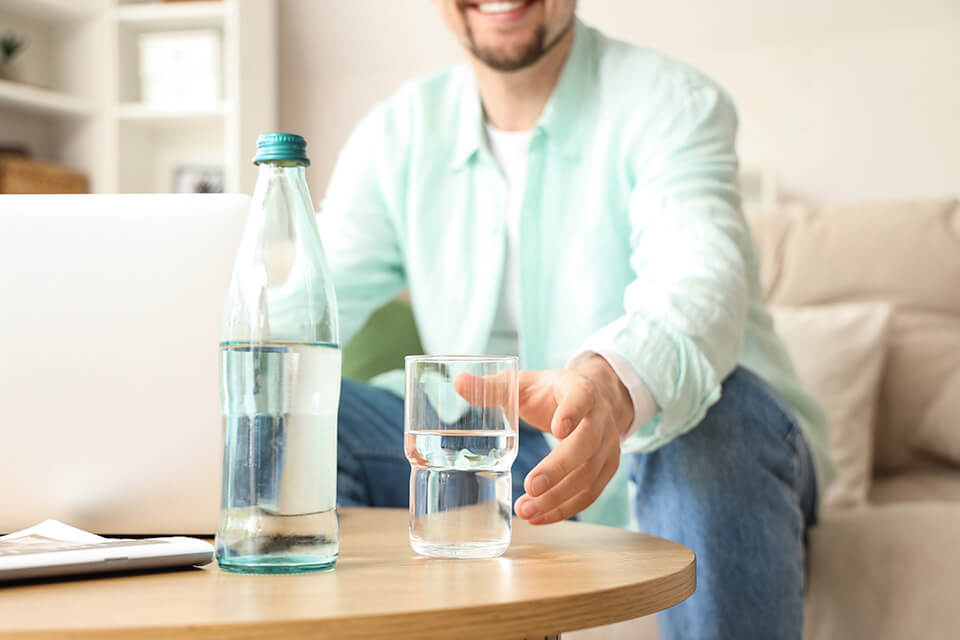 男_水_飲む