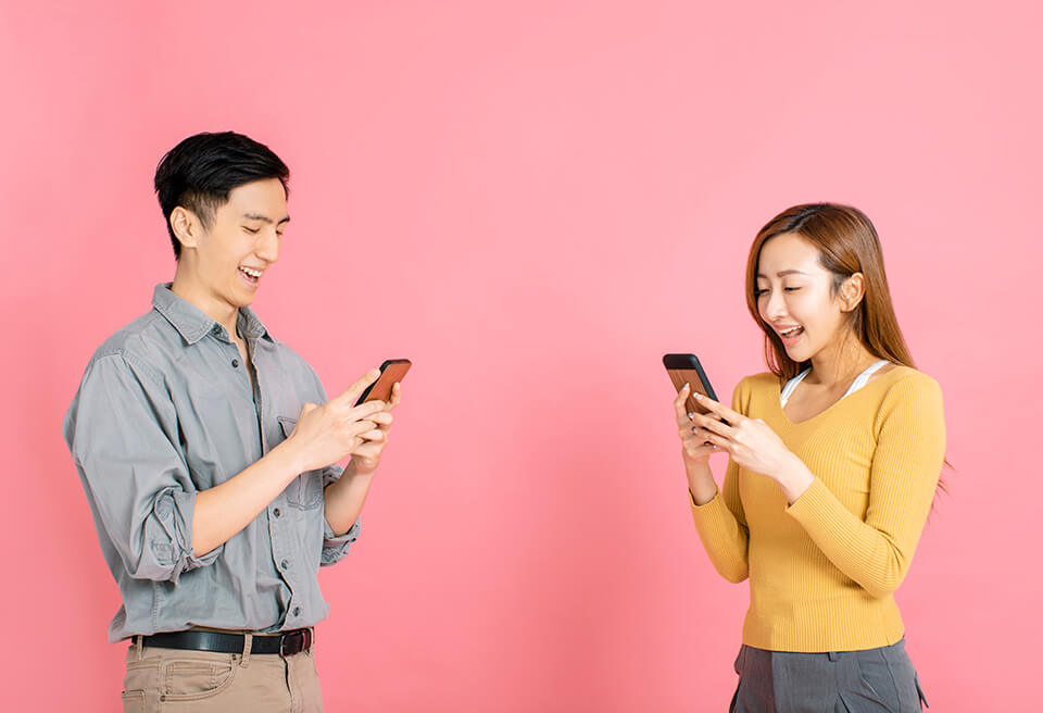スマホ_カップル_連絡