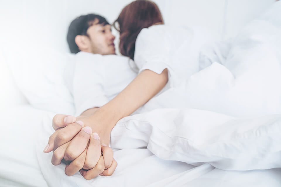 男女_ベッド