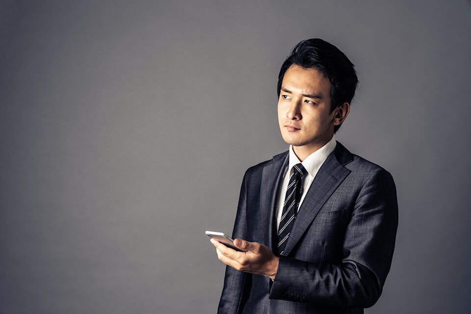 スマホ_持つ_男_スーツ