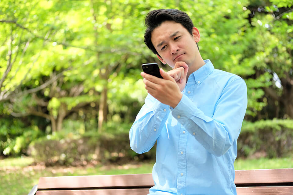 スマホ_首をかしげる男