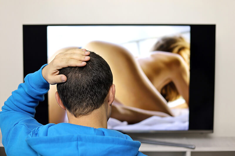 テレビを見る男