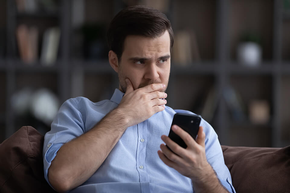 スマホ_男_悩む