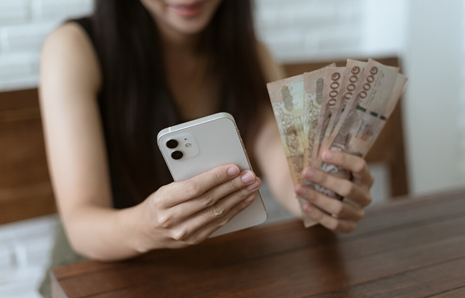 女_スマホ_お金