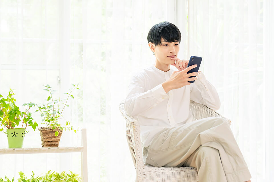 男_スマホ_ソファー