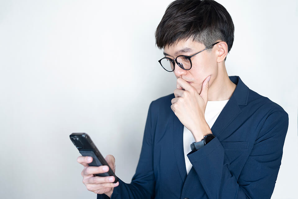 男_スマホ_考える