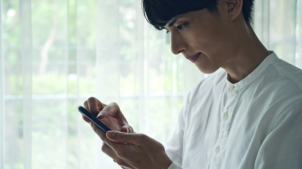 男_スマホ_ソファー