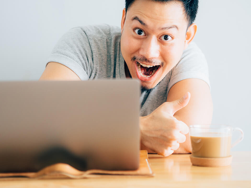 男_グッドポーズ_パソコン