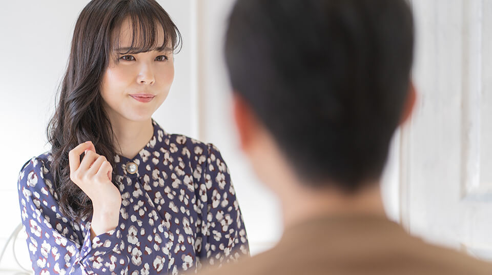 男女_向かい合う_相談