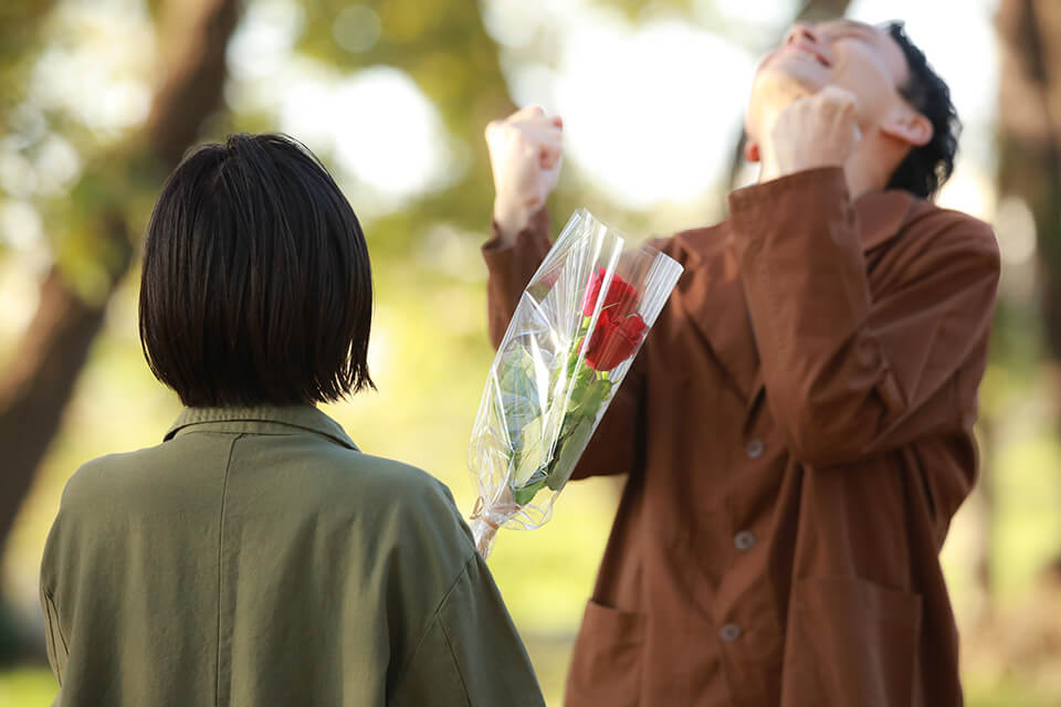 男女_花束渡す_ガッツポーズ