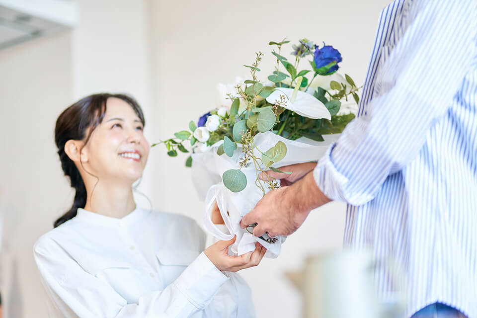 花束_受取る_女