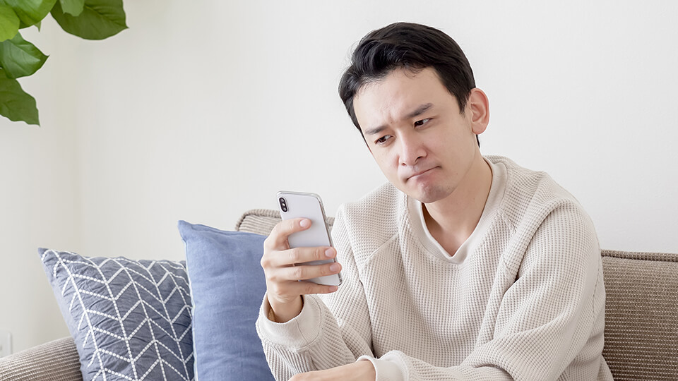 男_スマホ_悩む