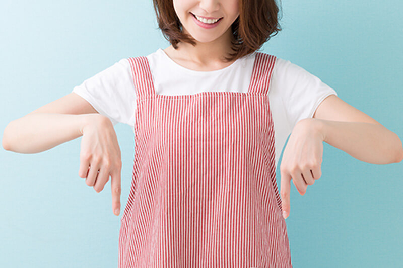 女_指さし