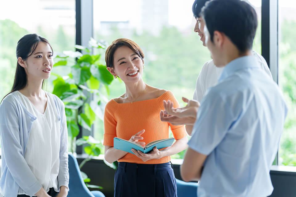 男女_談笑