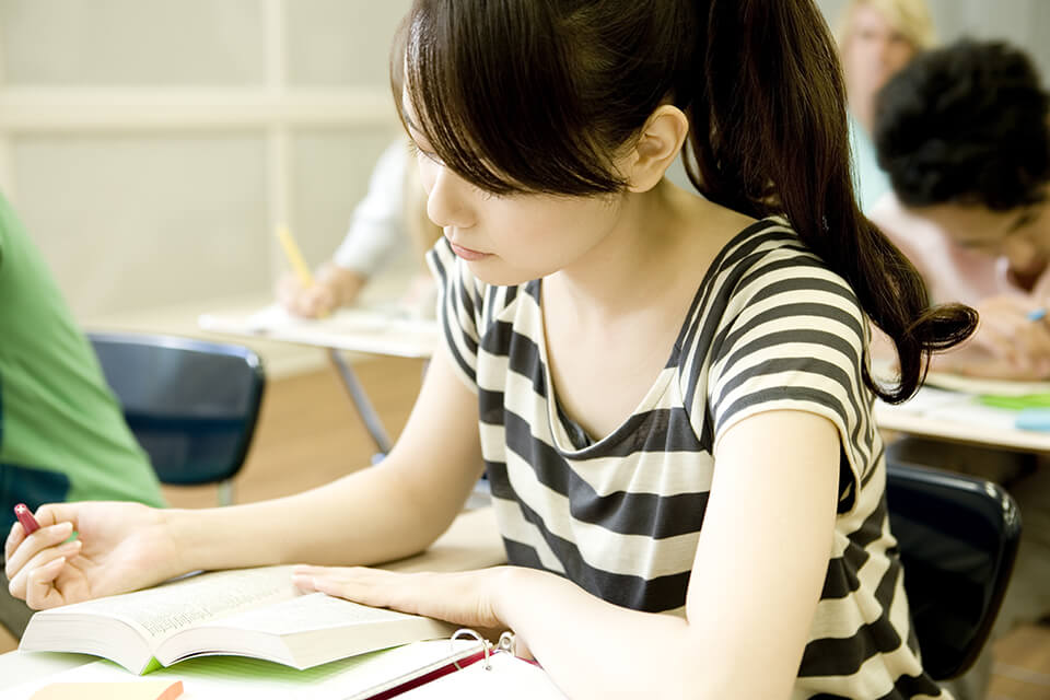 勉強_若い女