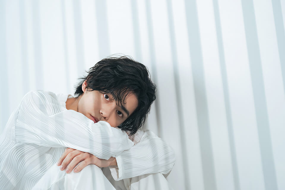 男_膝をかかえる_しょんぼり