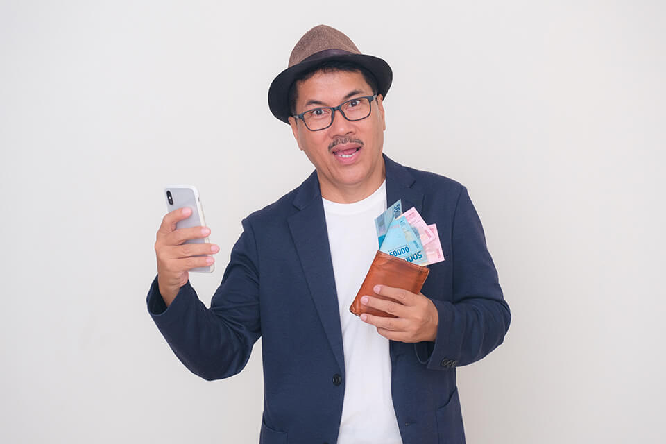 スマホ_お金_持つ男