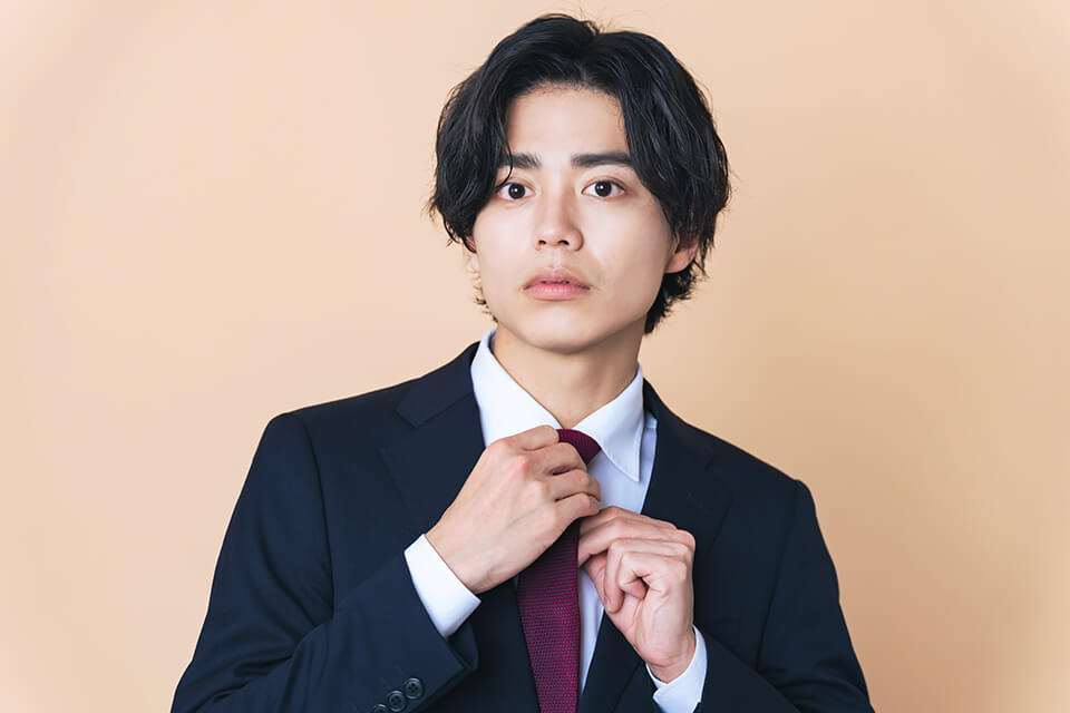若い男_スーツ