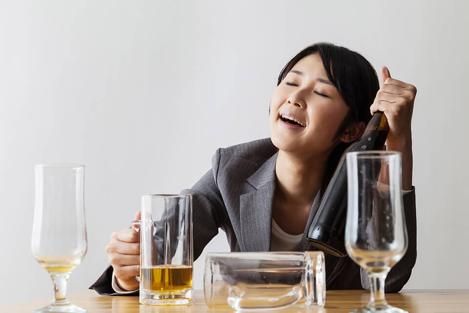 酒_飲む_女_スーツ