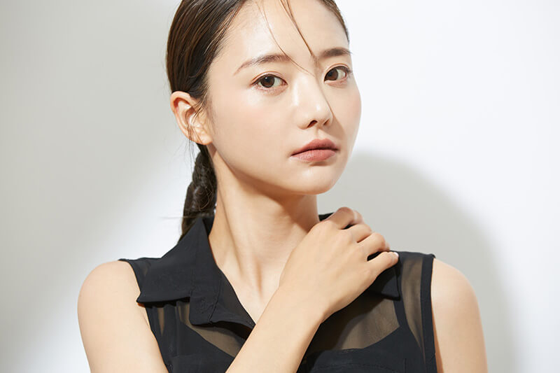 女