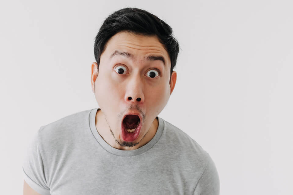 驚く男